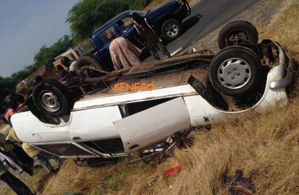 [Photos] Grave accident à la sortie de Saint-Louis: Le « 7 places » a fait plusieurs tonneaux avant de s’immobiliser.