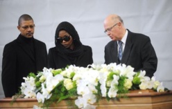 La veuve de Bruno Metsu se recueille devant son cercueil lors de l'hommage public rendu à l'ancien sélectionneur du Sénégal, ce 18 octobre  à Dunkerque. La veuve de Bruno Metsu se recueille devant son cercueil lors de l'hommage public rendu à l'ancien sélectionneur du Sénégal, ce 18 octobre  à Dunkerque.