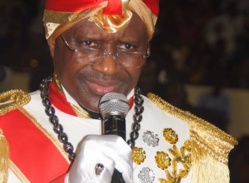 Saint-Louis: Serigne Modou Kara honore un guide venu d'Irak Saint-Louis: Serigne Modou Kara honore un guide venu d'Irak