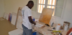 Saint-Louis: Pour échapper aux galeristes, un jeune artiste se dote de son propre espace. Saint-Louis: Pour échapper aux galeristes, un jeune artiste se dote de son propre espace.