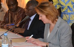 Mme Béatrice Garrette et le Recteur Lamine Guèye signent la convention.