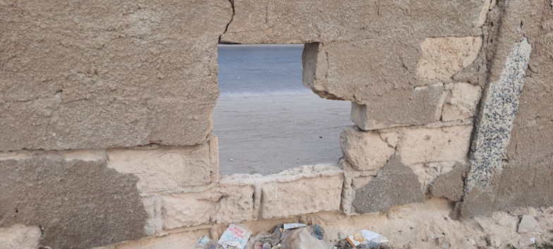 Un pan de la clôture de Thiaka NDIAYE risque de s’affaisser - photos Un pan de la clôture de Thiaka NDIAYE risque de s’affaisser - photos