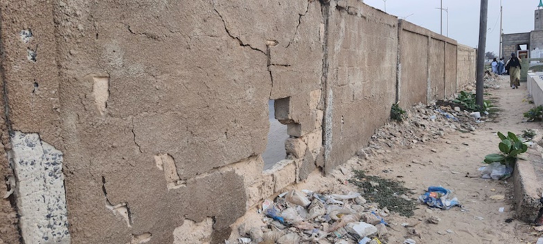 Un pan de la clôture de Thiaka NDIAYE risque de s’affaisser - photos