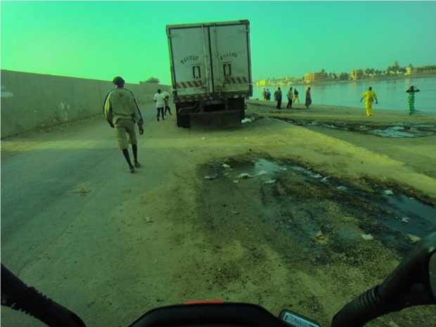 Les camions frigorifiques pillent et massacrent les cimetières de « Thiem » et « Thiaka Ndiaye » : les autorités de Saint-Louis silencieuses ... Les camions frigorifiques pillent et massacrent les cimetières de « Thiem » et « Thiaka Ndiaye » : les autorités de Saint-Louis silencieuses ...