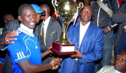 Abdel Kdar Ndiaye remettant un trophée au vainqueur de la Zone 2  dont il est le parrain.
