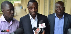 De gauche à droite: Aly Tandian, Jean-Pierre Senghor et un représentant des étudiants de l'UFR S2ATA De gauche à droite: Aly Tandian, Jean-Pierre Senghor et un représentant des étudiants de l'UFR S2ATA