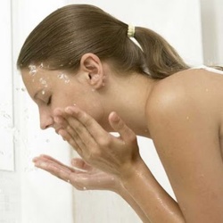 Les 5 raisons pour se laver le visage à l'eau froide
