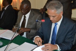 Le recteur Lamine Guèye et Michel Laurent, directeur de l'IRD, signent la convention.