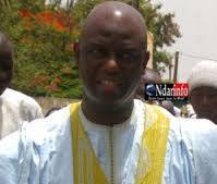 Mansour Faye remet un chèque de 3.280.000 francs CFA à Mame Diodio Mansour Faye remet un chèque de 3.280.000 francs CFA à Mame Diodio