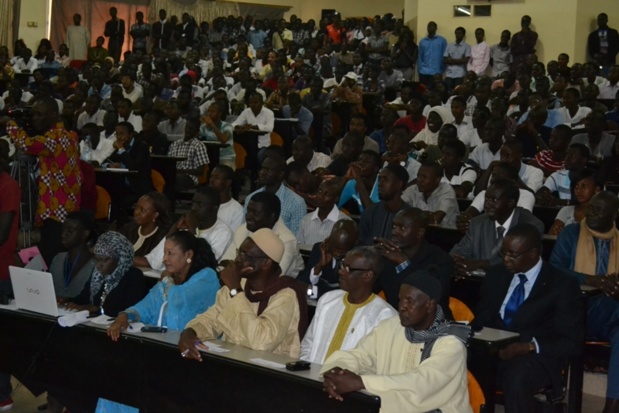 (Photos) Le docteur Gadio accueilli par une impressionnante mobilisation à l’UGB. Regardez !