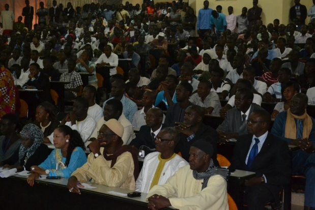 (Photos) Le docteur Gadio accueilli par une impressionnante mobilisation à l’UGB. Regardez !