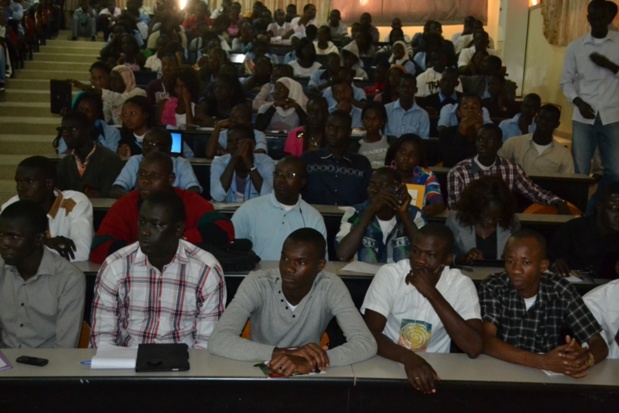 (Photos) Le docteur Gadio accueilli par une impressionnante mobilisation à l’UGB. Regardez !