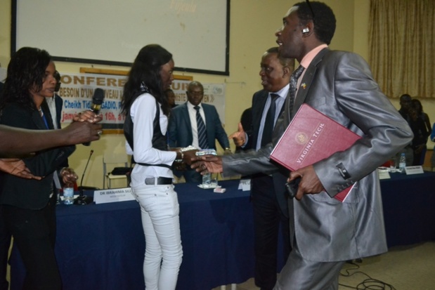 (Photos) Le docteur Gadio accueilli par une impressionnante mobilisation à l’UGB. Regardez !