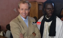 SÉNÉGAL/USA: En visite à Saint-Louis, Lewis Lukens s'est rendu au centre de talibés « La Maison de la Gare ». SÉNÉGAL/USA: En visite à Saint-Louis, Lewis Lukens s'est rendu au centre de talibés « La Maison de la Gare ».