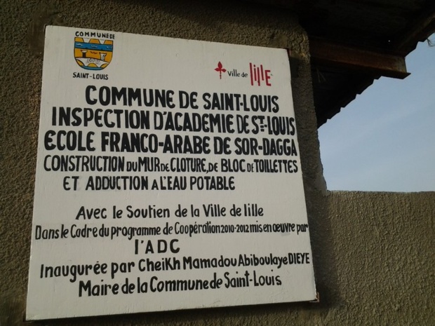Saint-Louis - Sor Daga : la Commune construit un bloc sanitaire et réhabilite le mur de clôture de l'école franco-arabe.