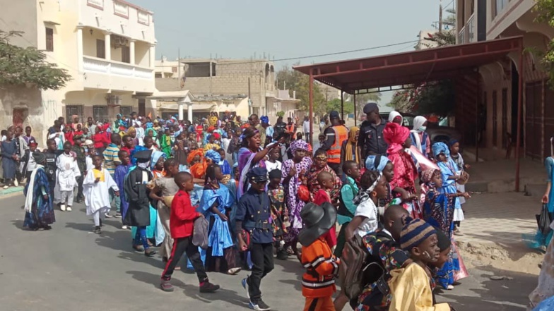 Mardi gras à Saint-Louis : Élèves et enseignants se sont déguisés en tenues traditionnelles, modernes et en supers héros