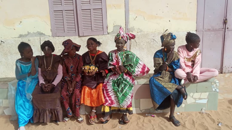 Mardi gras à Saint-Louis : Élèves et enseignants se sont déguisés en tenues traditionnelles, modernes et en supers héros