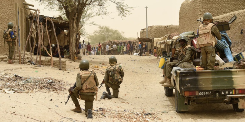Au Mali, près de 30 morts dans une attaque jihadiste contre un camp de l'armée Au Mali, près de 30 morts dans une attaque jihadiste contre un camp de l'armée