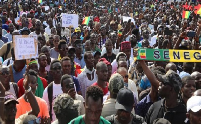 Suppression du parrainage : les activistes annoncent une marche pacifique le mercredi prochain Suppression du parrainage : les activistes annoncent une marche pacifique le mercredi prochain
