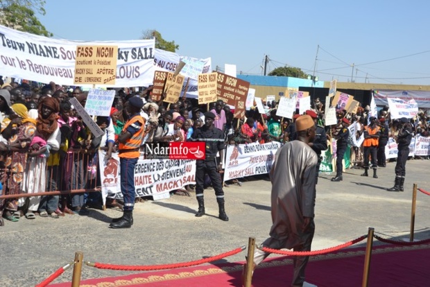 (Vidéo) Saint-Louis : Une foule en extase accueille Macky au retour de Rosso. (Vidéo) Saint-Louis : Une foule en extase accueille Macky au retour de Rosso.