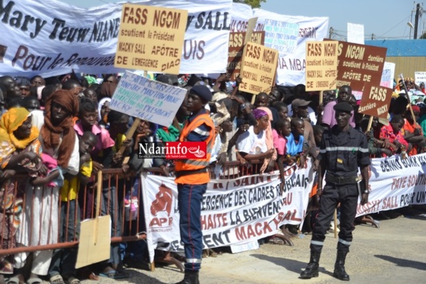 (Vidéo) Saint-Louis : Une foule en extase accueille Macky au retour de Rosso. (Vidéo) Saint-Louis : Une foule en extase accueille Macky au retour de Rosso.