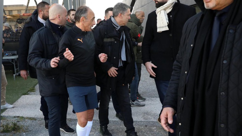 Zemmour chassé d’un terrain de foot par un des frères Zidane Zemmour chassé d’un terrain de foot par un des frères Zidane