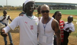 Photo archives: El Hadj Diouf avec un de ses fans au stade Me Babacar Sèye