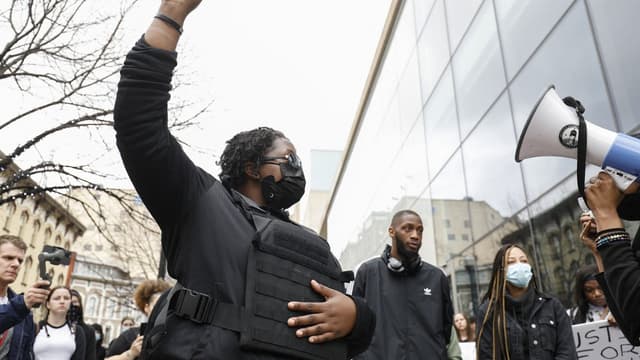 États-Unis: manifestation après la publication de vidéos montrant un policier blanc tuant un homme noir États-Unis: manifestation après la publication de vidéos montrant un policier blanc tuant un homme noir