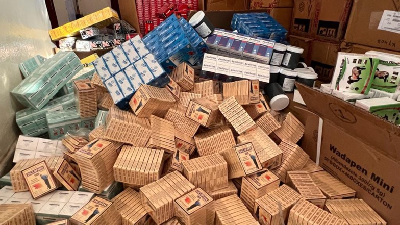 Un "Ndiaga Ndiaye" bourré de faux médicaments intercepté par la Douane - PHOTOS Un "Ndiaga Ndiaye" bourré de faux médicaments intercepté par la Douane - PHOTOS