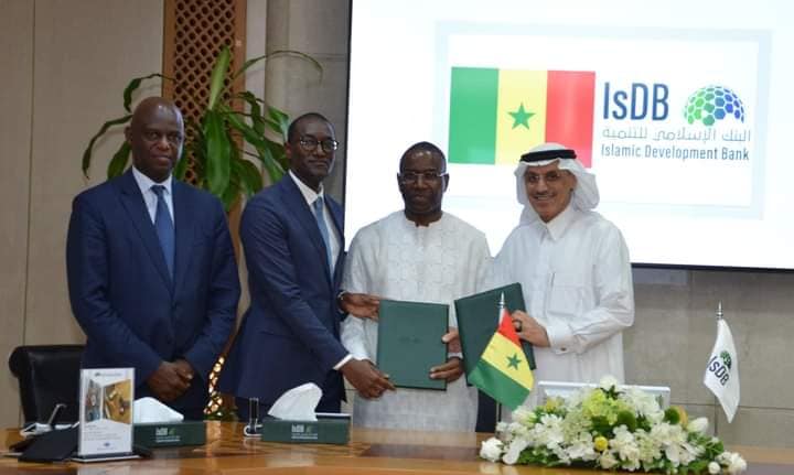 Construction de l'autoroute Dakar-Tivaouane-Saint-Louis : signature d’un accord de financement de 238 millions d'euros Construction de l'autoroute Dakar-Tivaouane-Saint-Louis : signature d’un accord de financement de 238 millions d'euros