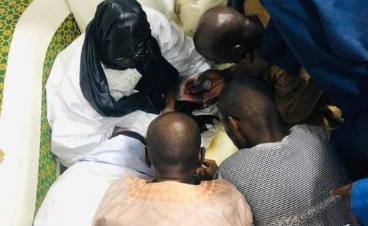 L'ex-capitaine Seydina Oumar Touré béni par Serigne Mountakha L'ex-capitaine Seydina Oumar Touré béni par Serigne Mountakha