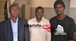 De gauche à droite: Les membres de Guiss Guiss Aduna en compagnie du directeur du centre culturel régional. De gauche à droite: Les membres de Guiss Guiss Aduna en compagnie du directeur du centre culturel régional.