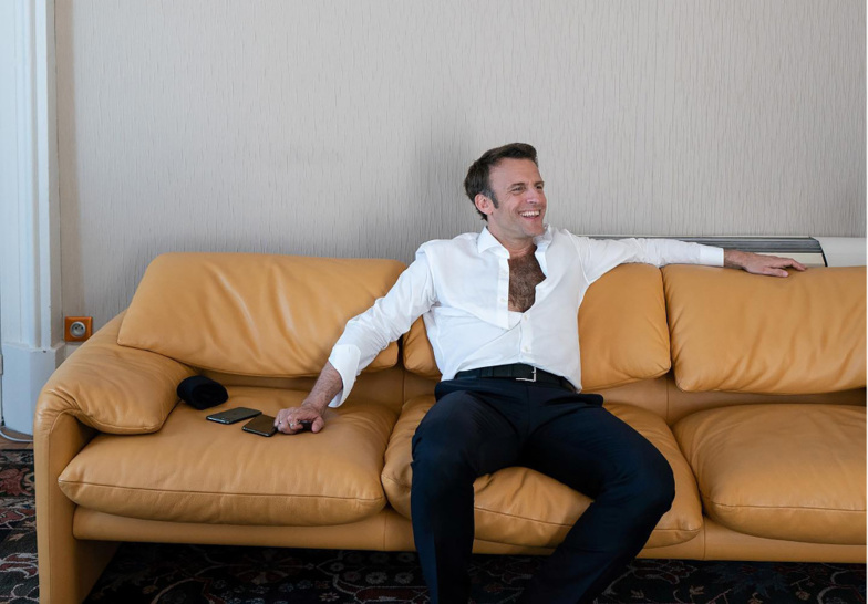 Cette photo de Macron, chemise ouverte et torse poilu, fait le buzz jusqu’au Royaume-Uni: “Il faisait très chaud à Marseille” Cette photo de Macron, chemise ouverte et torse poilu, fait le buzz jusqu’au Royaume-Uni: “Il faisait très chaud à Marseille”