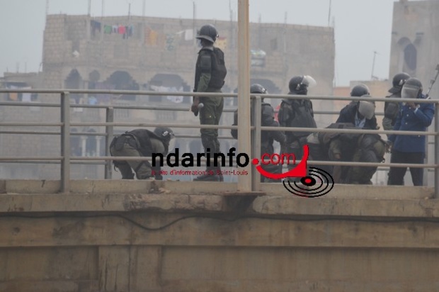 (Photos) Soulèvement des pêcheurs : un car brûlé, un policier gravement blessé. (Photos) Soulèvement des pêcheurs : un car brûlé, un policier gravement blessé.