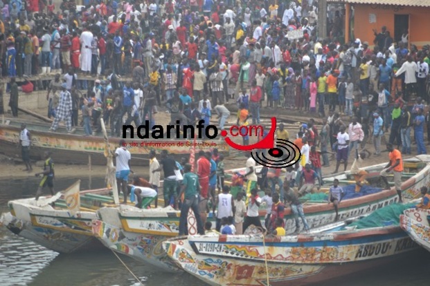 (Photos) Soulèvement des pêcheurs : un car brûlé, un policier gravement blessé. (Photos) Soulèvement des pêcheurs : un car brûlé, un policier gravement blessé.