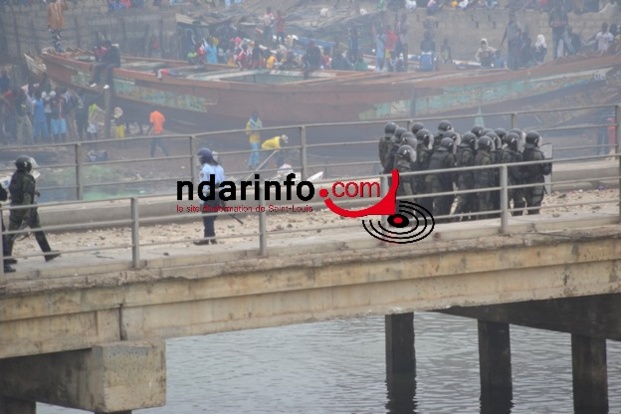 (Photos) Soulèvement des pêcheurs : un car brûlé, un policier gravement blessé. (Photos) Soulèvement des pêcheurs : un car brûlé, un policier gravement blessé.