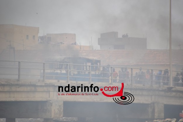 (Photos) Soulèvement des pêcheurs : un car brûlé, un policier gravement blessé. (Photos) Soulèvement des pêcheurs : un car brûlé, un policier gravement blessé.