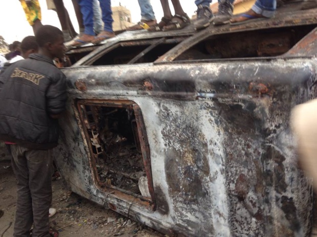 Guet Ndar : 3 véhicules incendiés. Guet Ndar : 3 véhicules incendiés.