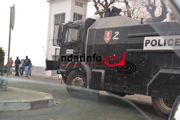 Saint-Louis: Un camion dragon pointé sur l’entrée du Pont Faidherbe (Photos) Saint-Louis: Un camion dragon pointé sur l’entrée du Pont Faidherbe (Photos)
