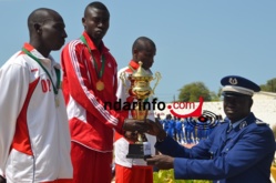 Mamadou Lamine Sarr du bataillon des commandos recevant son trophée des mains du Commandant de la Légion nord de la Gendarmerie