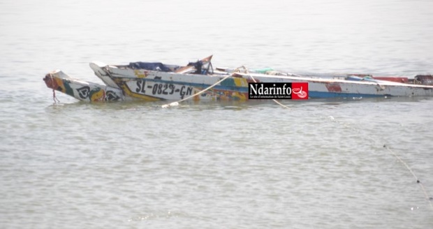 Accident tragique en mer : les photos de la pirogue fracassée par les vagues.