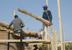 France: un chaumier exporte son savoir-faire à Saint-Louis.