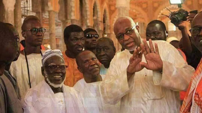 Adiya : Mbackiyou Faye remet un milliard FCFA à Serigne Mountakha Adiya : Mbackiyou Faye remet un milliard FCFA à Serigne Mountakha