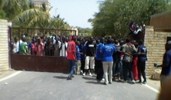 Tensions à l’UGB: Etudiants et forces de l’ordre s'affrontent.