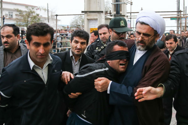 Les yeux bandés, Balal, un Iranien de 26 ans condamné à mort pour avoir tué un jeune en 2007 d'un coup de couteau, a échappé à la pendaison, mardi 15 avril à Noshahr (nord).  © AFP  Il a été gracié par la mère de la victime, Samereh, comme le permet la loi islamique. "Le meurtrier pleurait, a-t-elle raconté. Il m'a demandé pardon. Je l'ai giflé, ce qui m'a calmée. J'ai dit : 'Je te punis pour le malheur que tu m'as fait'".  © AFP  Les gens ont applaudi, certains pleuraient. "Tout le monde, ma famille et mes amis, faisait pression pour que j'accorde mon pardon", a-t-elle expliqué au journal local "Shargh".  © AFP  La mère s'est ensuite adressée à la foule pour expliquer qu'il était "difficile d'avoir une maison vide" d'enfants. © AFP  La grâce de Balal intervient également après une campagne de mobilisation de ses proches, dont sa mère (au centre), mais aussi d'artistes et de sportifs connus, comme l'ancien footballeur international Ali Daie.  © AFP  Selon la loi islamique, un condamné à mort pour meurtre peut échapper à l'exécution et purger une peine de prison s'il est pardonné par la famille de la victime, qui reçoit le "prix du sang" fixé cette année à 36 000 euros.  © AFP  "Dommage que personne ne m'ait giflé" au moment de porter le coup, a pour sa part affirmé Balal, au quotidien iranien.  © AFP  Les yeux bandés, Balal, un Iranien de 26 ans condamné à mort pour avoir tué un jeune en 2007 d'un coup de couteau, a échappé à la pendaison, mardi 15 avril à Noshahr (nord).  © AFP Previous Next