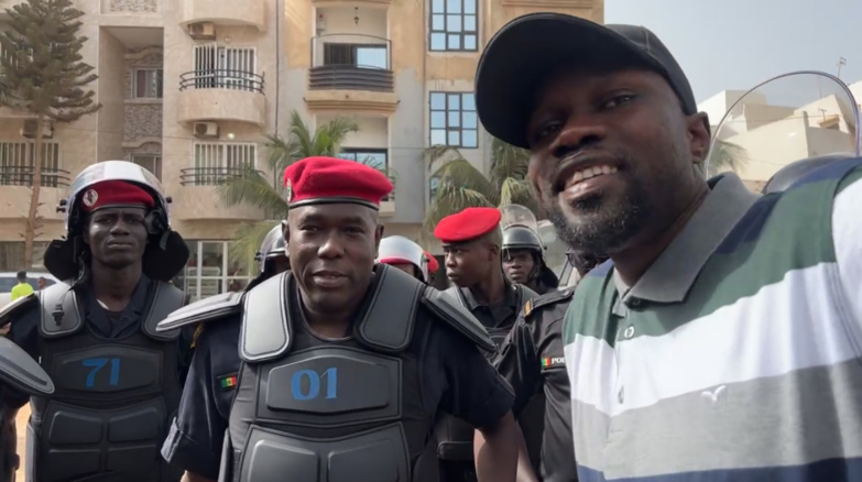 Mafé et boissons : Le très beau geste de Sonko pour les gendarmes parqués devant sa maison ! Mafé et boissons : Le très beau geste de Sonko pour les gendarmes parqués devant sa maison !