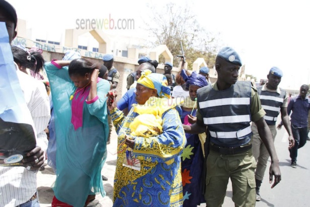 Retour de Wade : Tension à l’aéroport entre forces de l'ordre et militants du PDS Retour de Wade : Tension à l’aéroport entre forces de l'ordre et militants du PDS