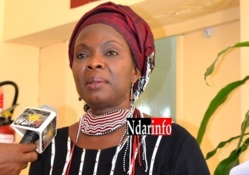 Professeur Fatou Sow Sarr à « Lii ci Rewmi » : "Ce que Wade a fait est un approfondissement de la démocratie" Professeur Fatou Sow Sarr à « Lii ci Rewmi » : "Ce que Wade a fait est un approfondissement de la démocratie"