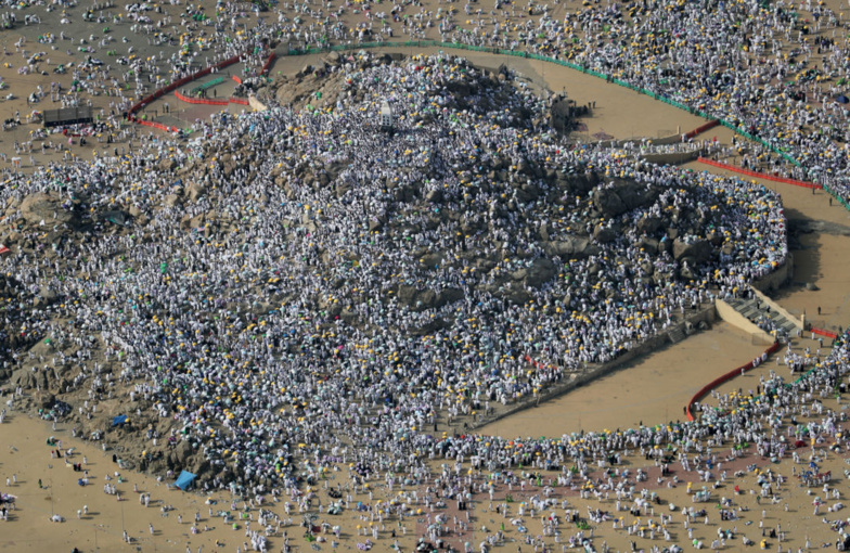 Les pèlerins prient sur le mont Arafat, point culminant du hajj Les pèlerins prient sur le mont Arafat, point culminant du hajj