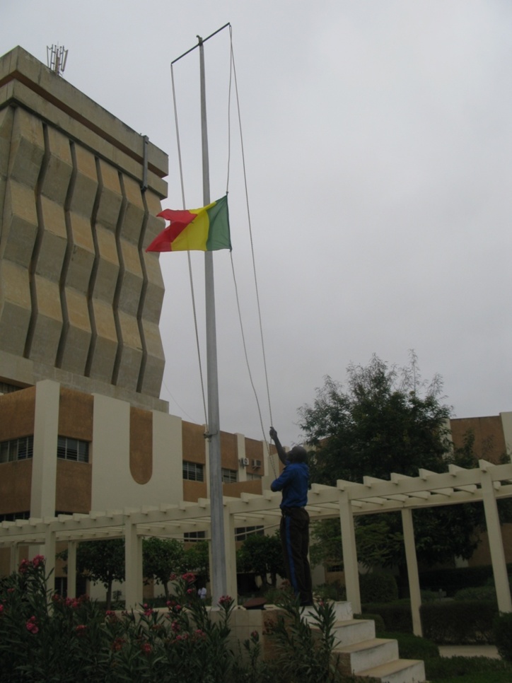 Cérémonie de levée des couleurs : l’Ugb exalte la citoyenneté Cérémonie de levée des couleurs : l’Ugb exalte la citoyenneté